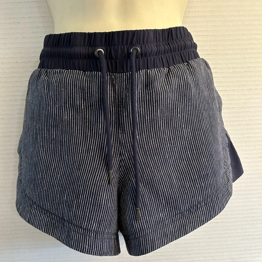Athleta women’s blue beach side Bali linen‎ shorts in navy striped Sz 2. K20